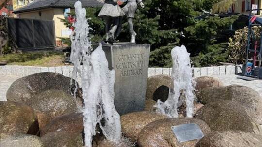 Grund zur Freude für die Arlinger: Der Brunnen an der Arlingerstraße fließt nach längerer Pause wieder.