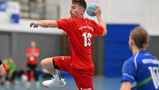 Blick nach vorne: Der TSV Knittlingen, hier mit Tim Löffler am Ball, steht kurz vor dem Saisonabschluss. Foto: PZ-Archiv, Peter