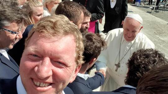 Das persönliche Augenzwinkern von Papst Franziskus bei der Audienz im Jahr 2019 bleibt dem Oberderdinger Michael Kern auf ewig i