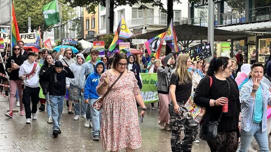 600 Teilnehmerinnen und Teilnehmer kamen im vergangenen Jahr zum CSD in die Pforzheimer Innenstadt. Steffen Reinhold