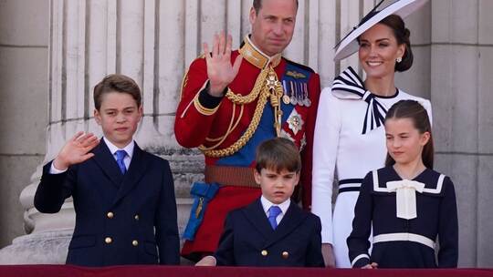 Prinz Louis (M.) mit seinen Geschwistern und Eltern Prinz Louis (M.) mit seinen Geschwistern und Eltern