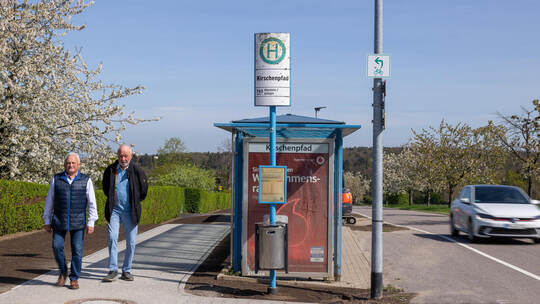 Waldemar Meser (links) und Rolf Constantin präsentieren stolz den neuen Fußweg im Hagenschieß. Röhr Fußgängerweg Kirschenpfad Haidach