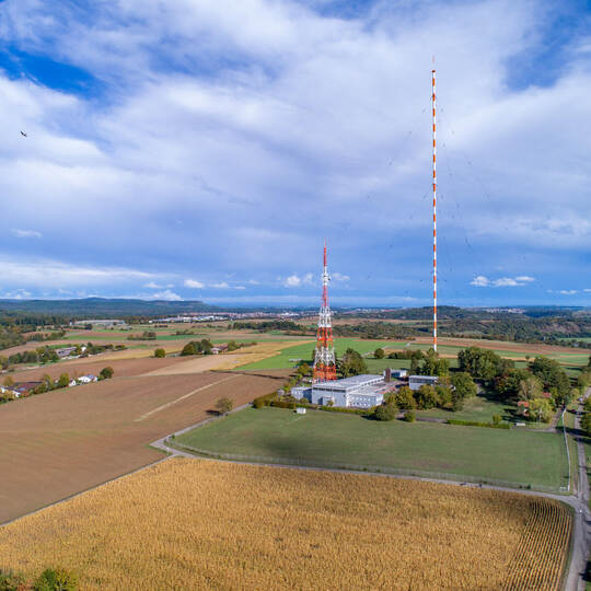 Der 273 Meter hohe Sender in Mühlacker ist das Wahrzeichen der Stadt im östlichen Enzkreis – und von weithin sichtbar. Sender Anlage Mühlacker