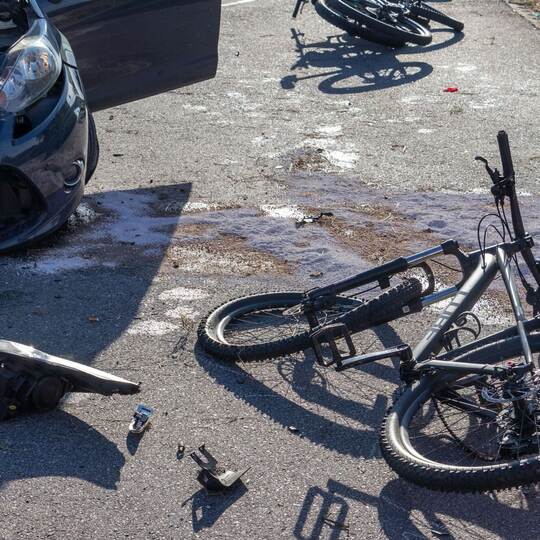 Fahrradfahrer von Auto erfasst Fahrradfahrer von Auto erfasst