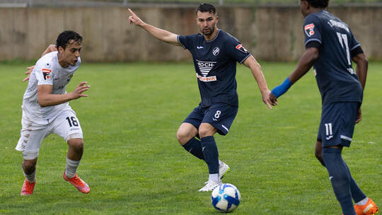 Klarer Plan: Die CfR-Spieler Denis Gudzevic (Mitte) und Francis Ubabuike wollen bestimmen, wo es langgeht. Foto: Becker