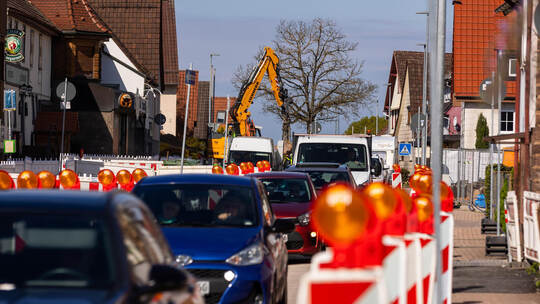 Eine Fahrzeugschlange zieht sich entlang der Baustelle durch die Schwanner Hauptstraße.