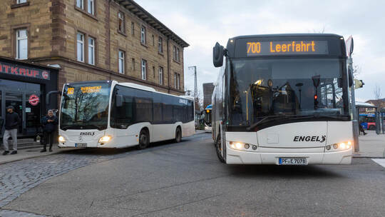 Über die Zukunft des Busverkehrs in Mühlacker und Umland müssen die Senderstadt und der Enzkreis nun intensiv beraten. Symbolbil Mühlacker Busbahnhof Stadtbus