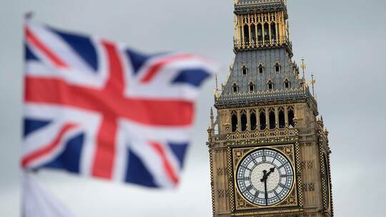 Der Union Jack weht vor dem Big Ben