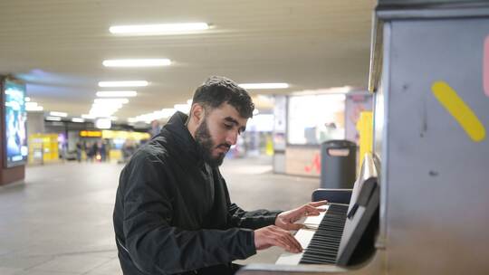 Syrer spielt auf dem open Piano in Stuttgart