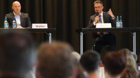 Je näher die OB-Wahl rückt, desto besser besucht sind die Podien mit Amtsinhaber Peter Boch (rechts) und seinem einzigen Herausf