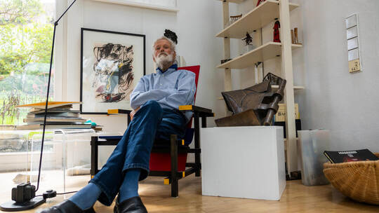 Zuhause in Weissach: Fero Freymark auf seinem Lieblingssessel, dem berühmten „Rot-blauen Stuhl“, einem Designklassiker, entworfe