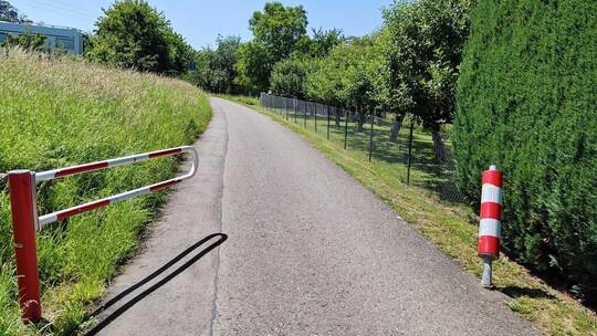 Sie hält nichts und niemanden mehr auf – die über lange Zeit geöffnete und ungesicherte „Endelbachstraße-Schranke“ in Gräfenhaus