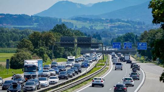 Dichter Verkehr auf der A8 bei Rosenheim Dichter Verkehr auf der A8 bei Rosenheim
