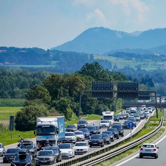 Dichter Verkehr auf der A8 bei Rosenheim