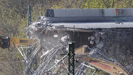 Abbrucharbeiten der Ringbahnbrücke