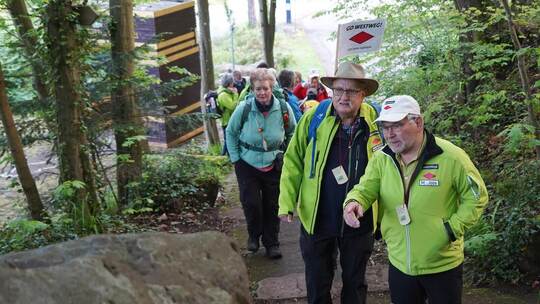 Unterwegs halten Schwarzwaldvereinspräsident Meinrad Joos (rechts) und Wanderführer Jürgen Holzinger immer Ausschau nach den rot