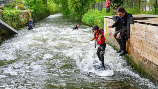 In ihrem Element: Wanda Eichhorn hat den Bogen auf dem Surfbrett raus. Ihr Vater Jonathan, Vereinsmitglied und beim Open Surf &