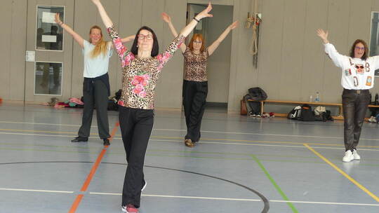 Petra Alexandra Leßmann (vorne) vom Tanzsport-Club Rot-Gold Sinsheim präsentiert den Siegertitel „Inklusion – Tanzen mit und ohn