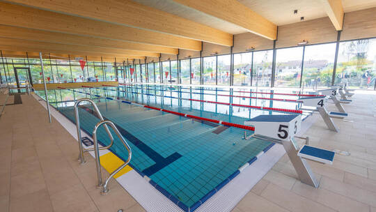 Bahn frei: Neben dem 25-Meter-Schwimmbecken steht den Badegästen auch ein farbenfroher Kinderbereich zur Verfügung. Eröffnung Hallenbad Huchenfeld