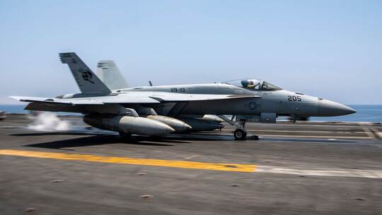 Kampfflugzeug auf Flugzeugträger