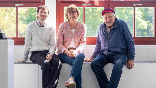 Besuch in der Pforzheim Galerie: Fynn Ribbeck, Claudia Baumbusch und Professor Peter Jacobi (rechts). Stipendiat Jacobi Stiftung Pforzheim Galerie