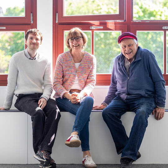Besuch in der Pforzheim Galerie: Fynn Ribbeck, Claudia Baumbusch und Professor Peter Jacobi (rechts). Stipendiat Jacobi Stiftung Pforzheim Galerie
