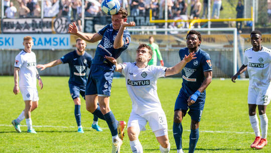 Wie hier gegen Aalen, will der CfR (Emre Kahriman beim Kopfball, rechts Francis Ubabuike) zeigen, was man drauf hat.Becker