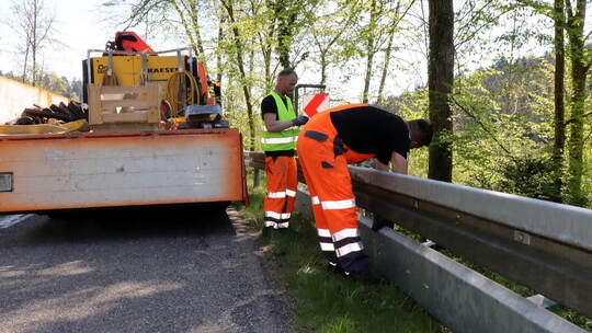 Mitarbeiter bringen den Unterfahrschutz an. Georg Kost
