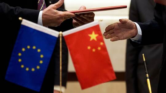 Flagge von China und der EU Flagge von China und der EU