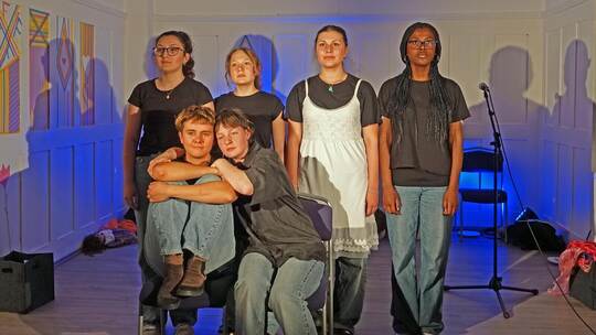 Einen Einblick in das Frauwerden geben (von links) Irem Kücük, Hannah Brett, Julia Eicher, Karlotta Klier, Matilda Pöhm und Mada