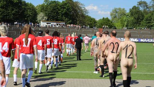 Die «Fußball-Nacktionalmannschaft» feiert ihren 10. Geburtstag.