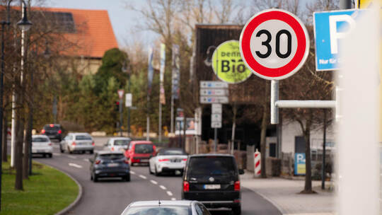 Die Geschwindigkeitsbeschränkung auf 30 Stundenkilometer auf der innerstädtischen B 10 in Mühlacker – die seit dem vergangenen N