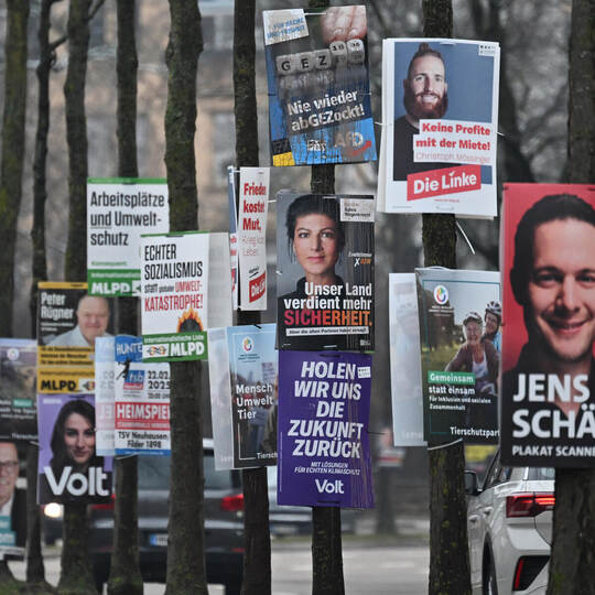 Eine Unmenge von Plakaten für die Bundestagswahl im Februar kennzeichnet die leidenschaftlichen Debatten der Parteien. Bernd Wei Plakate im Wahlkampf zur Bundestagswahl