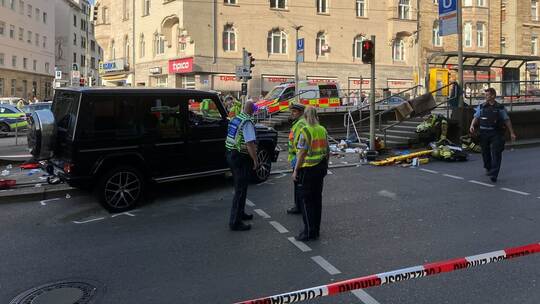 Auto fährt in Personengruppe