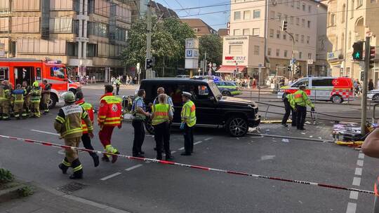 Auto fährt in Personengruppe