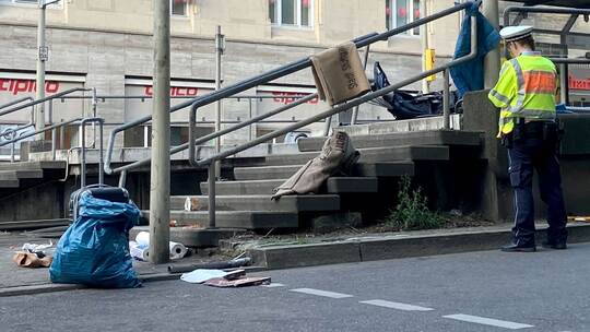 Auto fährt in Personengruppe