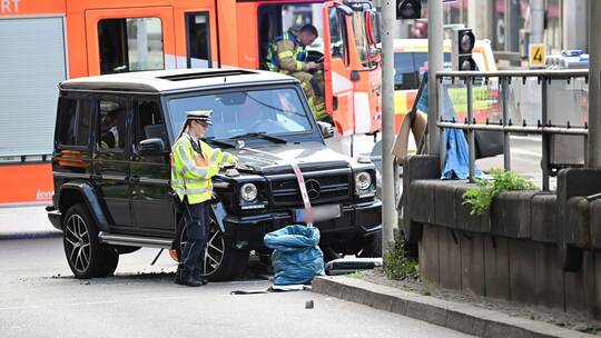 Auto fährt in Personengruppe Auto fährt in Personengruppe