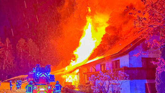 Blitzeinschlag entfacht Großbrand während Unwetter im Landkreis Calw: Blitz schlägt in Pferdestall von Bauernhof in Bad Wildbad