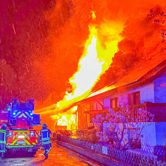 Blitzeinschlag entfacht Großbrand während Unwetter im Landkreis Calw: Blitz schlägt in Pferdestall von Bauernhof in Bad Wildbad