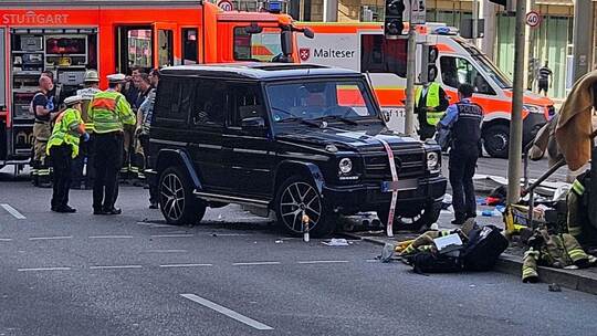 Auto fährt in Personengruppe Auto fährt in Personengruppe