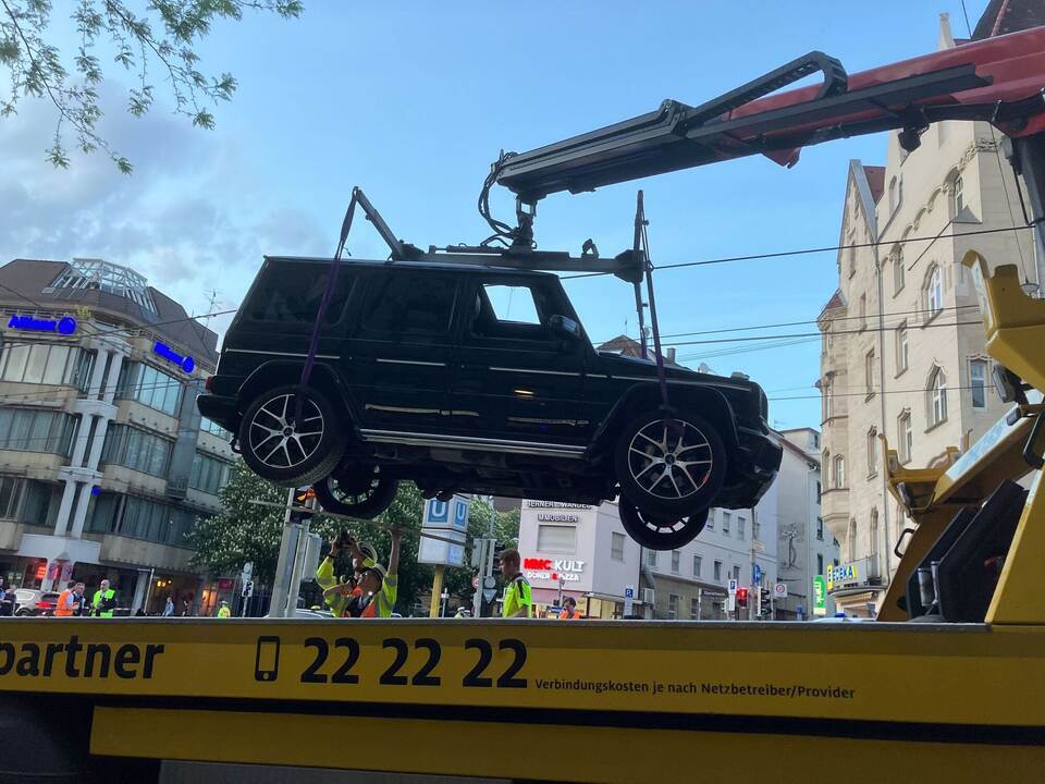 Auto fährt in Personengruppe Auto fährt in Personengruppe