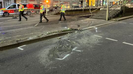 Auto fährt in Personengruppe Auto fährt in Personengruppe