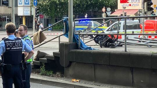 Auto fährt in Personengruppe Auto fährt in Personengruppe