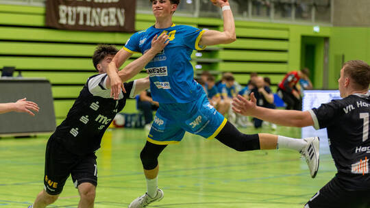 Finn Meißner (Mitte mit Ball) war im Rückspiel des DHB-Pokals der Dreh- und Angelpunkt der SG-Offensive. Am Ende landete er bei