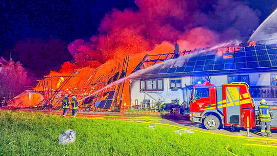 Im Bad Wildbader Höhenstadtteil Meistern brennt ein Pferdestall bis auf die Grundmauern nieder. Auch das Wohnhaus fängt Feuer. E