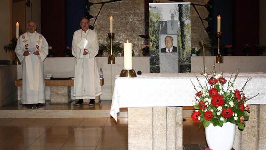 Ein Bild zeigt den ehemaligen Pforzheimer Dekan Bernhard Ihle, an den Pfarrer Georg Lichtenberger (links) und Roland Butscher er