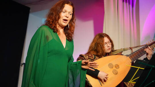 Sopranistin Juliane Brittain wird begleitet von Barbora Hulcova an der Theorbe. Foto: Dietmar Bastian
