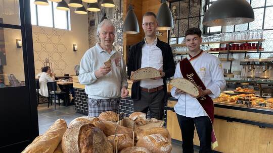 In der Alten Feuerwache in Knittlingen verkosten Inhaber und Bäckerinnungsobermeister Martin Reinhardt (von links), Enzkreisdeze