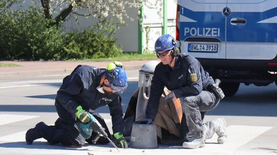 Zementwerk in Leimen durch Protestaktion blockiert Zementwerk in Leimen durch Protestaktion blockiert