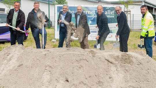 Mit dem Spatenstich – hier Rainer Staar (Planungsbüro fiberprojects, von links), Daniel Lange, Konstantinos Matanis (MSG), Bürge